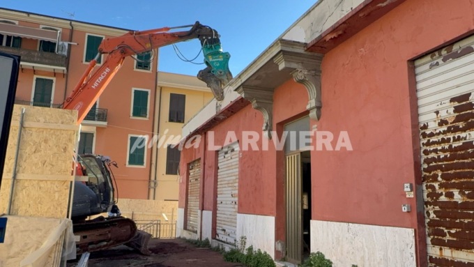 Primo colpo di benna a Ventimiglia per la demolizione dell’edificio ex Aci