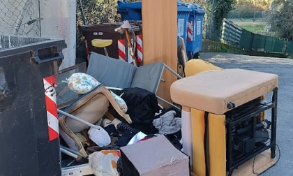 Discarica abusiva sotto il ponte dell'autostrada