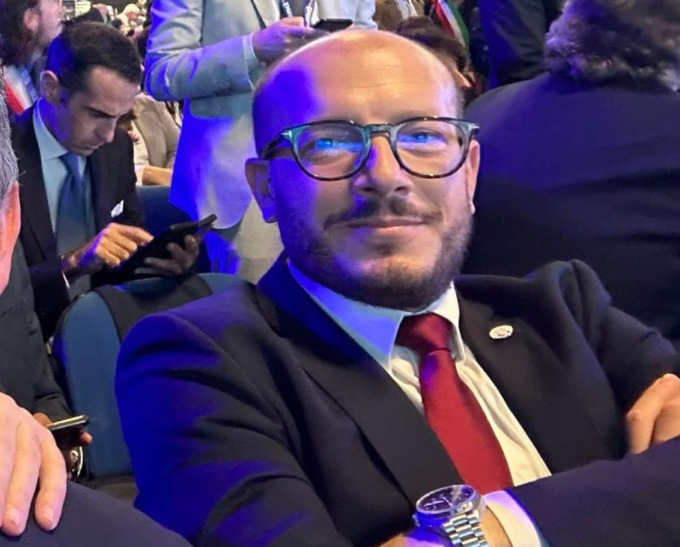 Crollo controsoffitto: «Non si è fatto male nessuno per miracolo, dipendente a fare fotocopie»