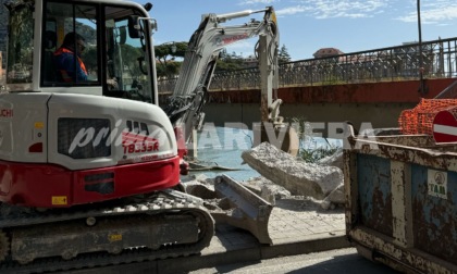 Iniziati i lavori di demolizione della vecchia passerella a Ventimiglia