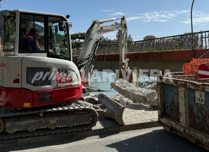 Iniziati i lavori di demolizione della vecchia passerella a Ventimiglia