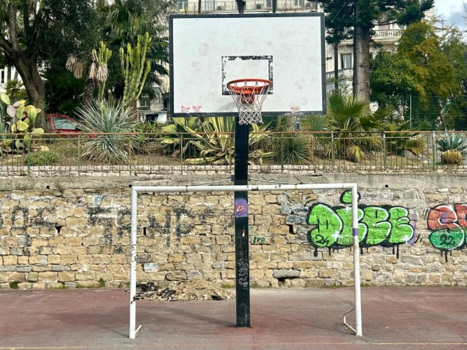 Al via i lavori per il ripristino della recinzione del campo da basket