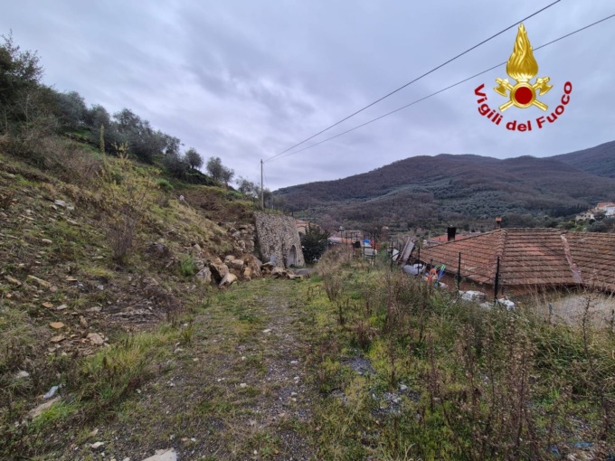 Frana in collina: sgomberata un’abitazione e provinciale a senso unico alternato