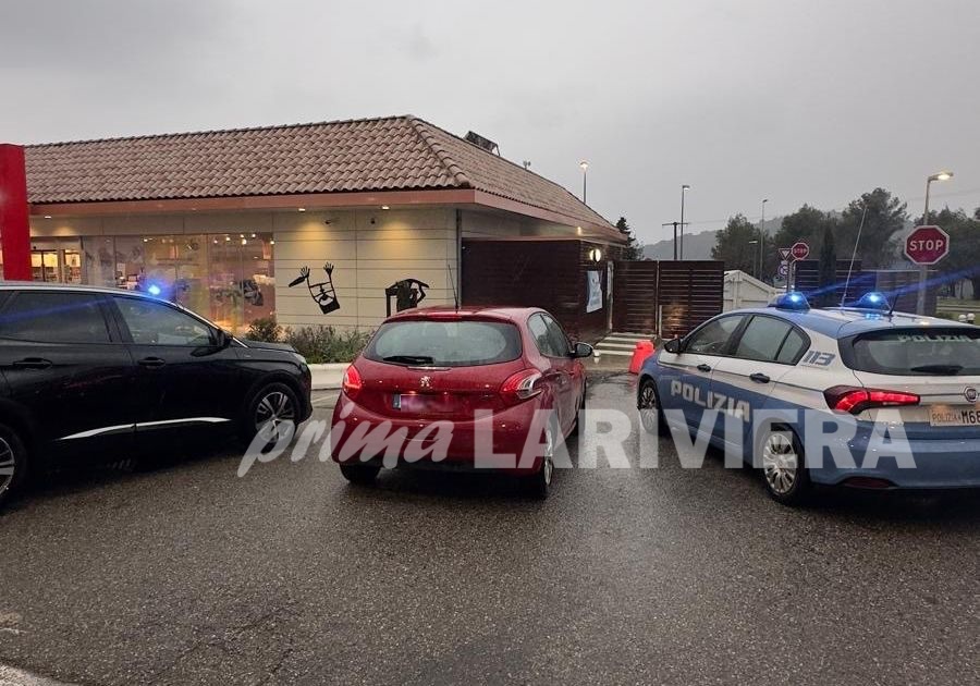 furto ladri tabaccheria corso mazzini sanremo stecche di sigarette polizia di frontiera ventimiglia_02