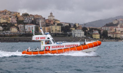 Guardia costiera soccorre barca a vela in difficoltà con 2 a bordo