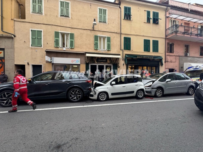 Tamponamento a catena sull’Aurelia a Bordighera: 4 mezzi coinvolti e feriti