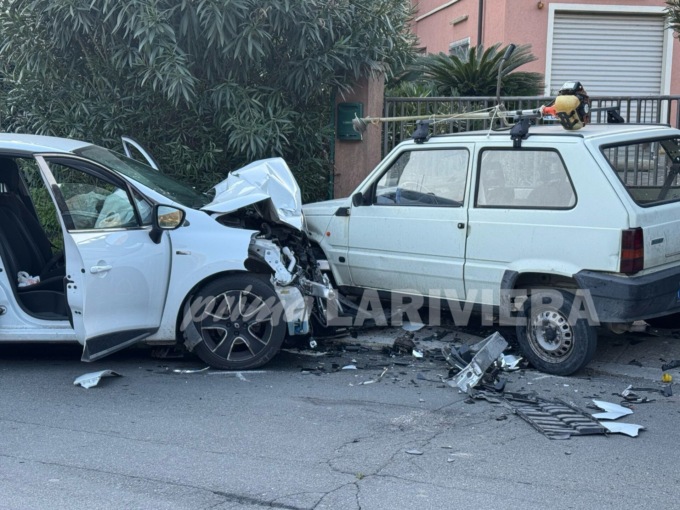 Schianto tra 3 auto a Vallecrosia, ragazza in elicottero al Santa Corona