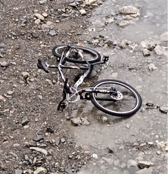 Mountain bike abbandonata sul greto del fiume: appello sui social