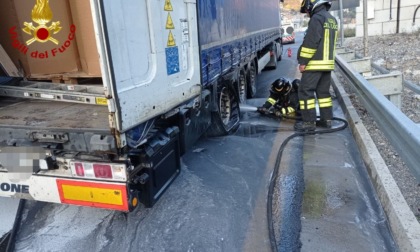 Scoppia pneumatico di un camion: panico in autostrada