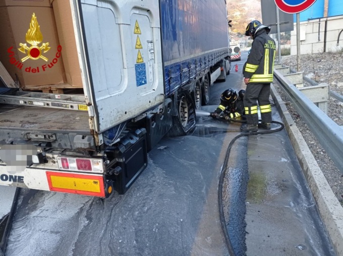 Scoppia pneumatico di un camion: panico in autostrada