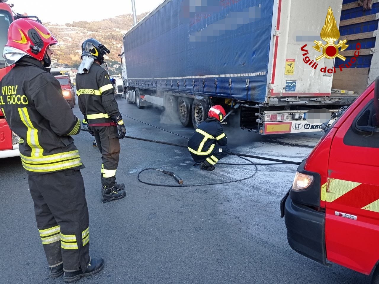 scoppio pneumatico camion autostrada (2)