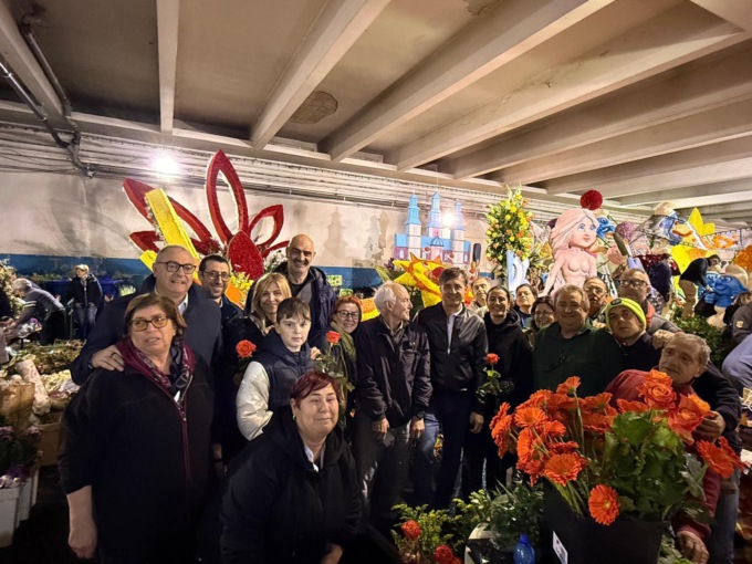 I sindaci “sbirciano” i carri prima della sfilata