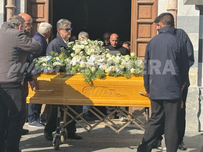 In centinaia per l’addio a Giovanni, 19 anni, morto nello schianto con il kart