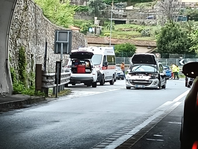 Scontro tra due auto sull’Aurelia bis, un ferito