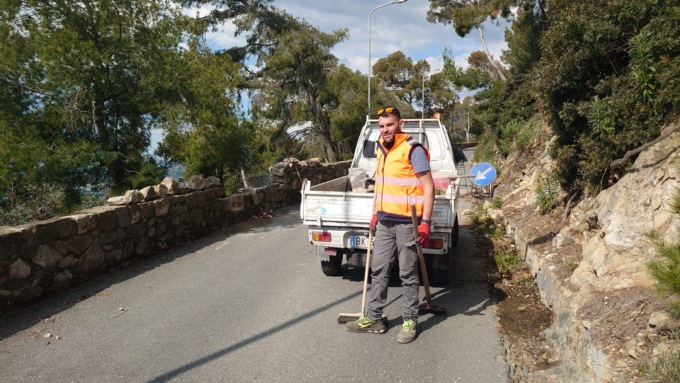 Ricostruito un muro in strada rotabile Capo Nero