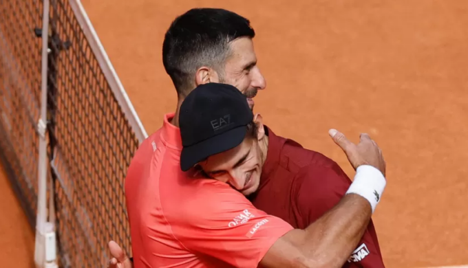Arnaldi-Djokovic, quell’abbraccio commovente che resterà per sempre