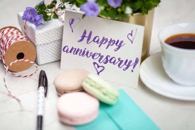 Idee regalo di anniversario per lei e per lui: lista completa