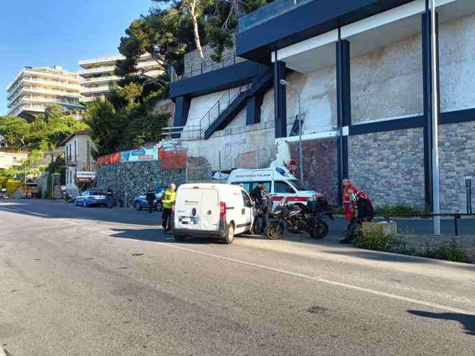 Scontro moto furgone sull’Aurelia: un ferito