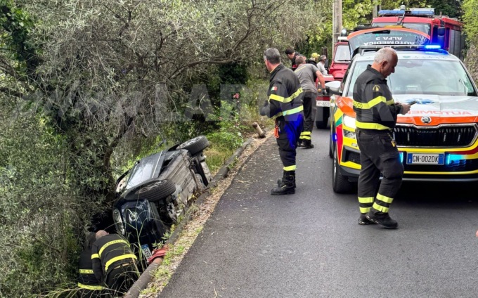 Auto finisce sotto strada a Ventimiglia, ferito un uomo di 55 anni