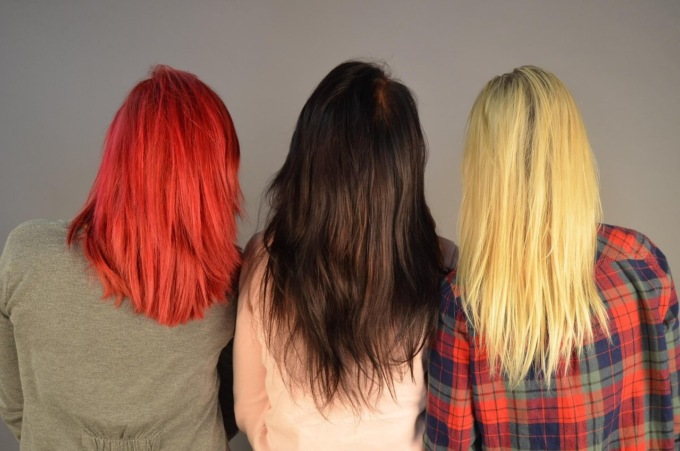 Styling estivo: mantenere capelli lisci e leggeri anche con l’umidità con un lisciante capelli