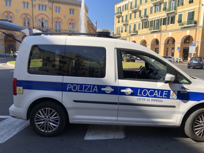 Investe un pedone e scappa con l’auto sulla ciclabile