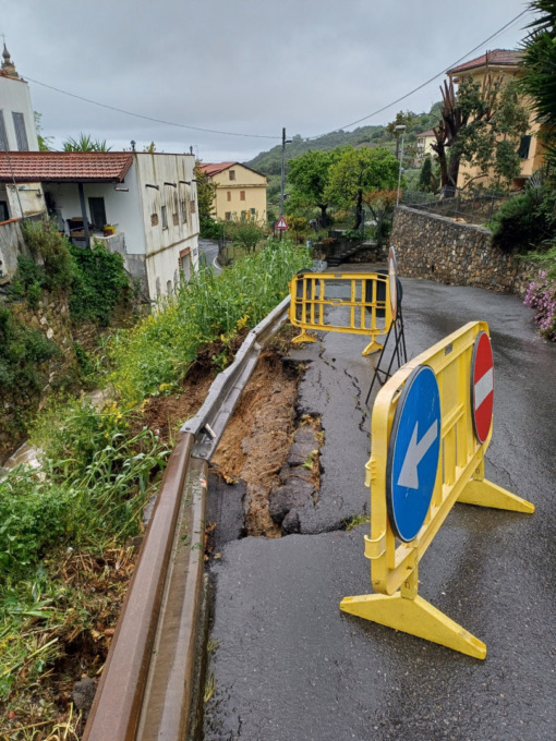 Maltempo, ceduta parte dell’asfalto in località Artallo