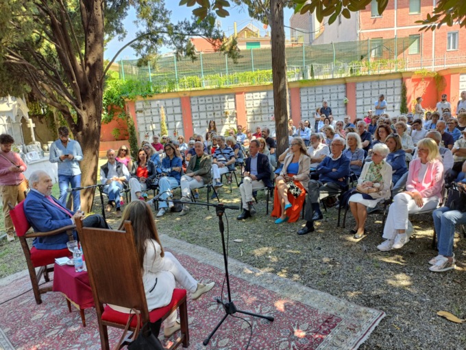 Al cimitero monumentale l’incontro con Antonio Caprarica