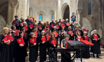 Esibizione del coro polifonico nella cattedrale di Ventimiglia Alta
