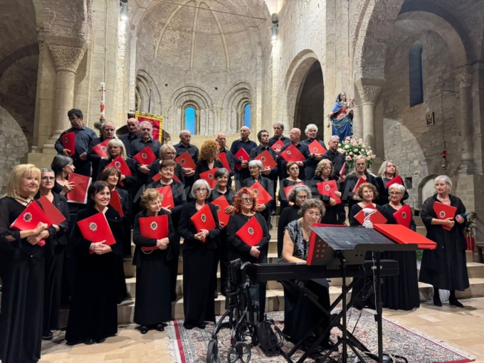 Esibizione del coro polifonico nella cattedrale di Ventimiglia Alta