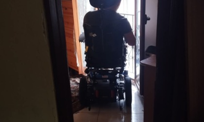 “Mio figlio è paralizzato, ma nessuno ci aiuta”: l’appello disperato di una madre