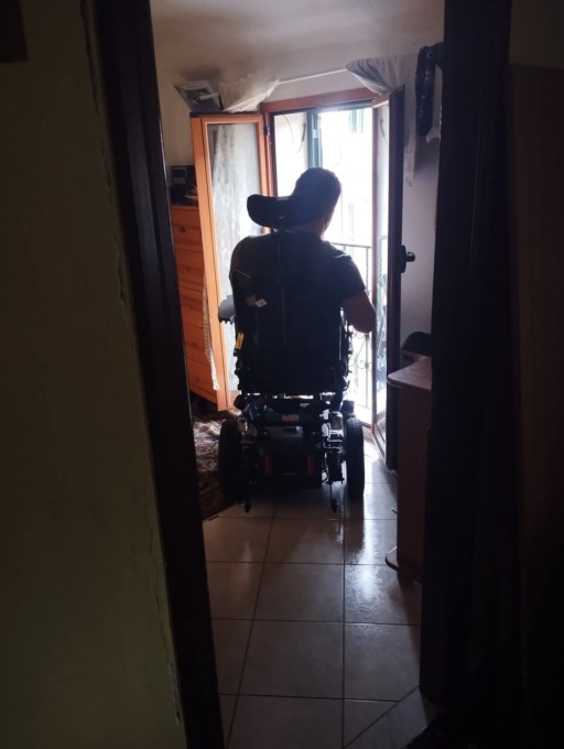 “Mio figlio è paralizzato, ma nessuno ci aiuta”: l’appello disperato di una madre
