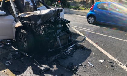 Auto prende fuoco dopo  aver tamponano violentemente furgone parcheggiato