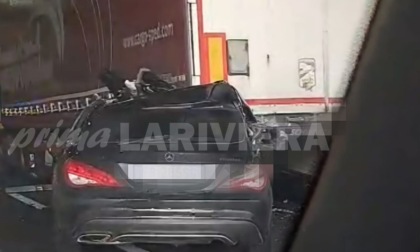 Schianto in galleria sull'A10: coinvolti una Mercedes e un mezzo pesante, coda chilometrica