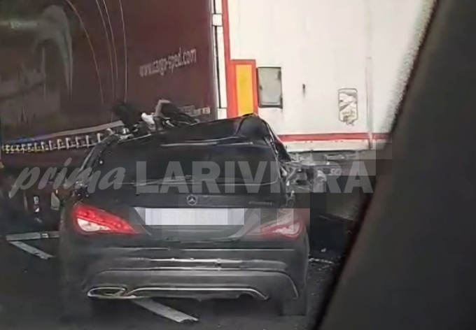 Schianto in galleria sull’A10 tra una Mercedes e un mezzo pesante, coda chilometrica. Un ferito grave