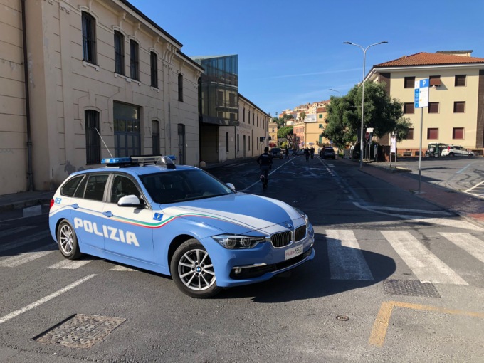 Tragico scontro tra auto e moto a Imperia, il bilancio è di un morto e un ferito