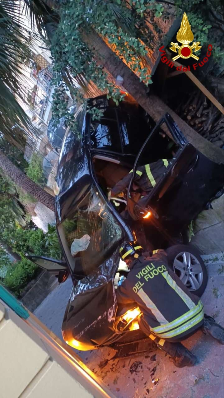 auto nel cortile sanremo 25 maggio via dante via san francesco
