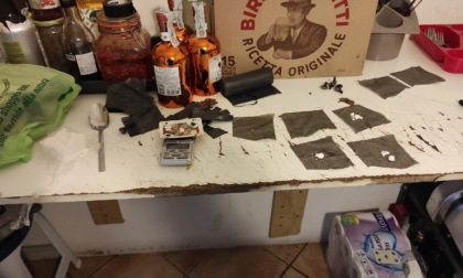 Nel retro del bar un laboratorio dello spaccio, sequestrato un etto di cocaina