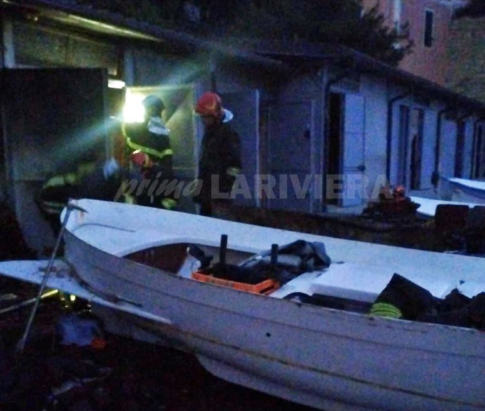 In fiamme una della “casette” sulla spiaggia di Baia Benjamin a Ventimiglia