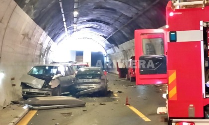 Schianto sull'A10: coinvolti madre e figlia, code chilometriche e divieto di transito ai tir