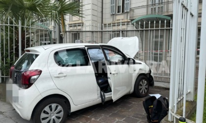 Schianto in corso Cavallotti: auto finisce contro cancellata ferite madre e figlia