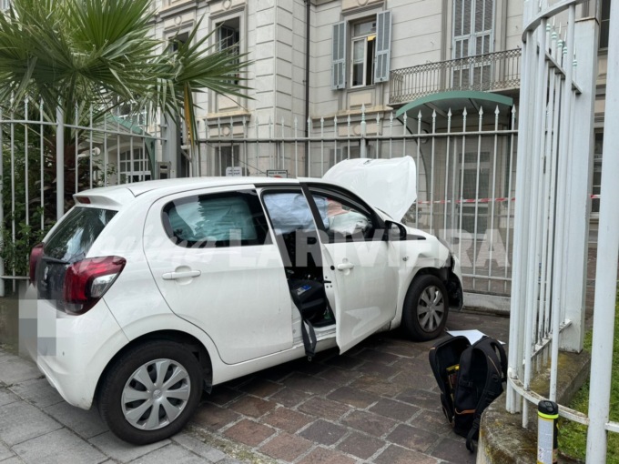 Schianto in corso Cavallotti: auto finisce contro cancellata ferite madre e figlia