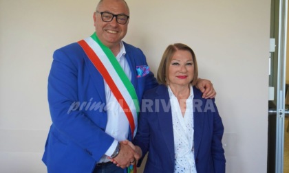 Il passaggio di consegne a Vallecrosia tra Piardi e il neo eletto sindaco Fabio Perri