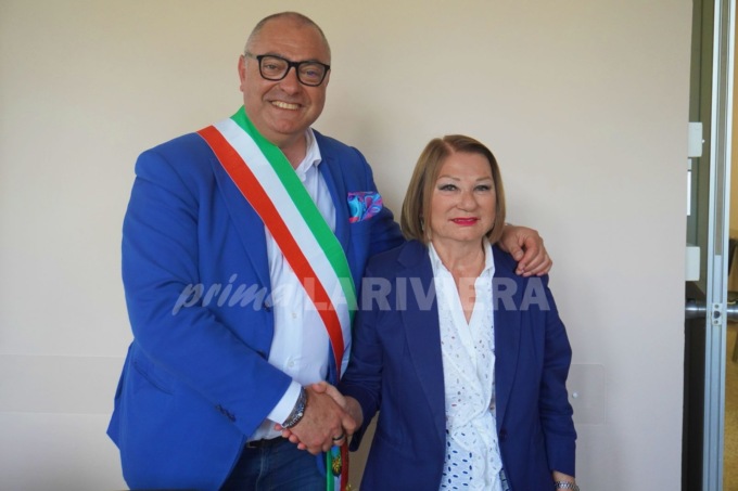 Il passaggio di consegne a Vallecrosia tra Piardi e il neo eletto sindaco Fabio Perri