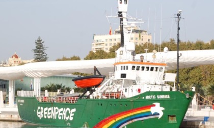 La nave di Greenpeace ferma fuori dal porto di Ventimiglia