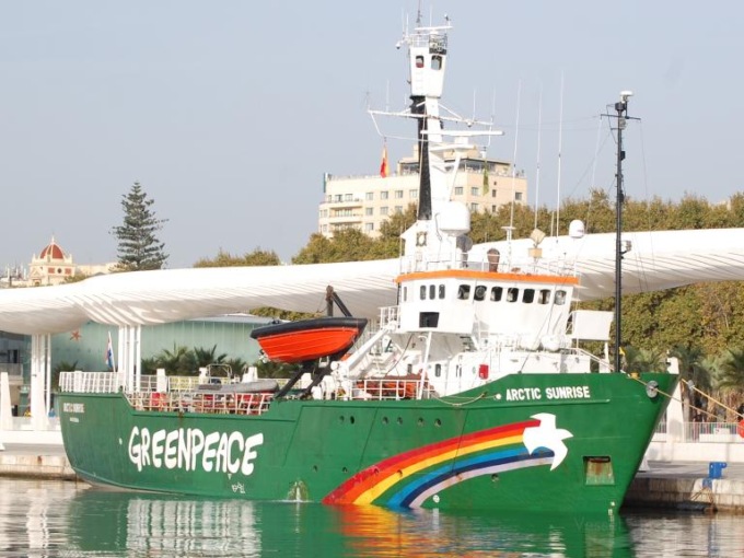La nave di Greenpeace ferma fuori dal porto di Ventimiglia