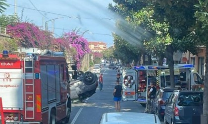Uomo si ribalta con auto in corso Genova