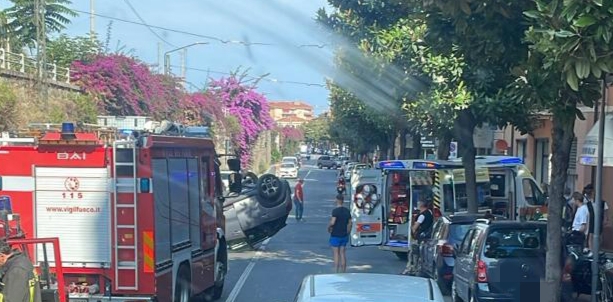 Uomo si ribalta con auto in corso Genova