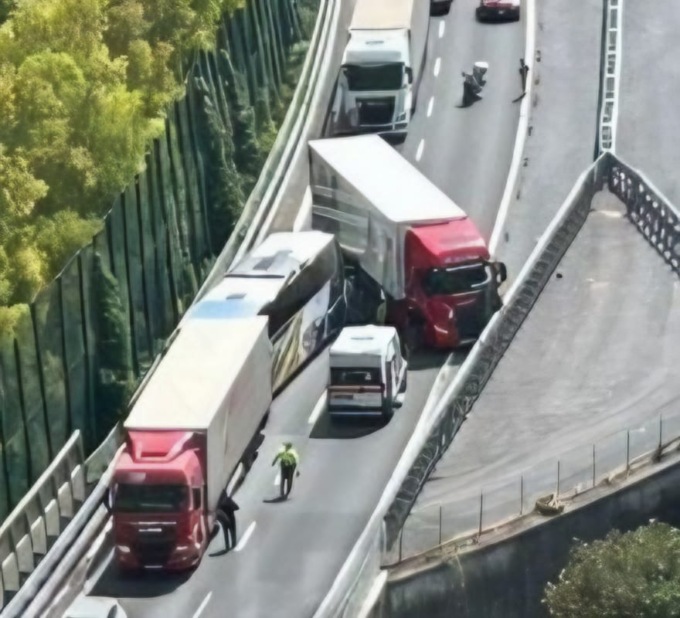 Tamponamento tra mezzi pesanti su A10, uscita obbligatoria a Ventimiglia (direzione Genova)