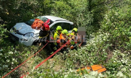 Coppia di coniugi rotola con l'auto nel burrone: l'uomo in elicottero al Santa Corona