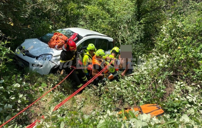 Coppia di coniugi rotola con l’auto nel burrone: l’uomo in elicottero al Santa Corona